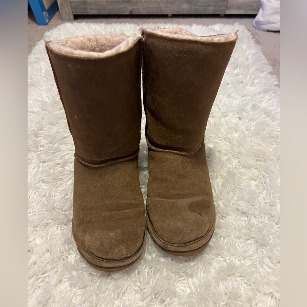 High Ugg boots with straps in the back